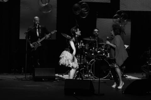 Show Pedindo Bis com Simone Gutierrez no Teatro Porto seguro'