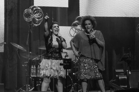 Show Pedindo Bis com Simone Gutierrez no Teatro Porto seguro'