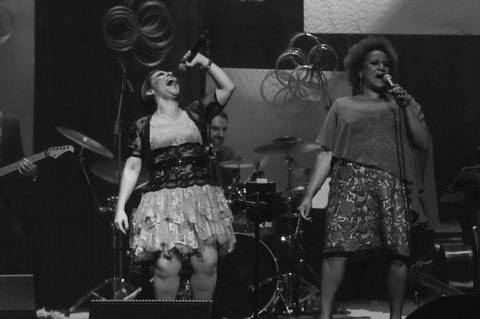 Show Pedindo Bis com Simone Gutierrez no Teatro Porto seguro'