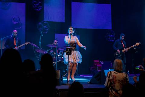 Show Pedindo Bis com Simone Gutierrez no Teatro Porto seguro'