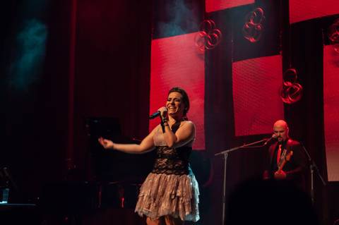 Show Pedindo Bis com Simone Gutierrez no Teatro Porto seguro'