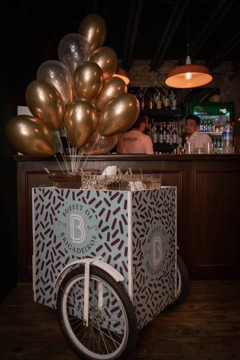 aniversario de 40 anos Karina no Whiplash Bar nos Jardim com Música ao Vivo'