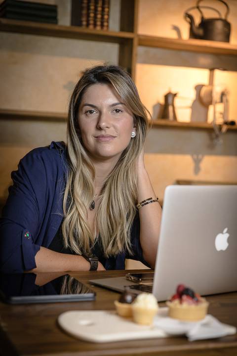 Gabi Neves, fundadora do Pausa Pro Espumante em Sessão de Fotos e Vídeos para Site, Instagram e Blog no Le Pain Quotidien Market Place SP'