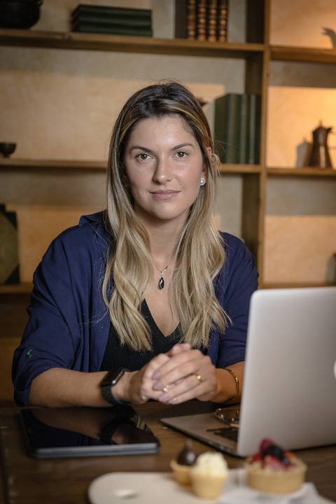 Gabi Neves, fundadora do Pausa Pro Espumante em Sessão de Fotos e Vídeos para Site, Instagram e Blog no Le Pain Quotidien Market Place SP'