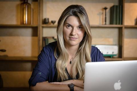 Gabi Neves, fundadora do Pausa Pro Espumante em Sessão de Fotos e Vídeos para Site, Instagram e Blog no Le Pain Quotidien Market Place SP'