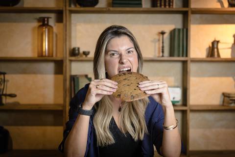 Gabi Neves, fundadora do Pausa Pro Espumante em Sessão de Fotos e Vídeos para Site, Instagram e Blog no Le Pain Quotidien Market Place SP'