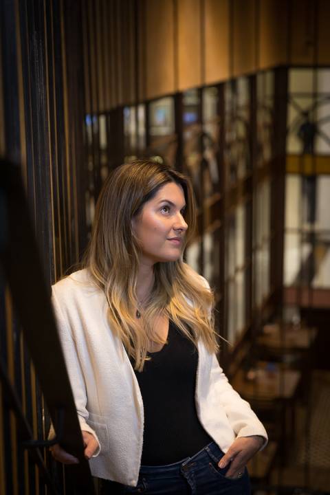 Gabi Neves, fundadora do Pausa Pro Espumante em Sessão de Fotos e Vídeos para Site, Instagram e Blog no Le Pain Quotidien Market Place SP'