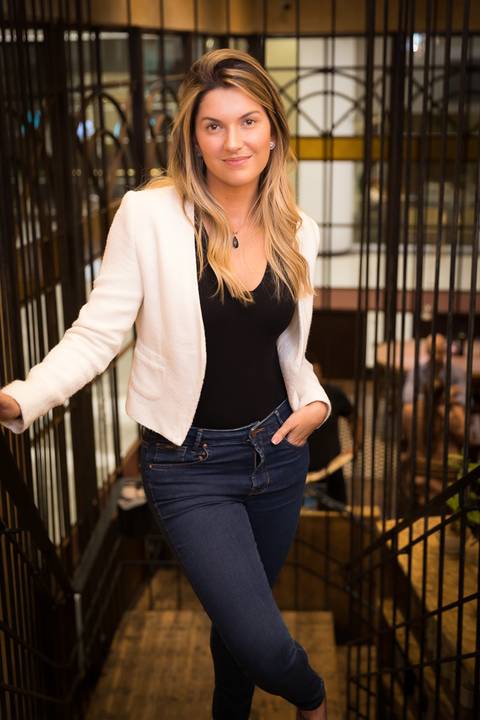 Gabi Neves, fundadora do Pausa Pro Espumante em Sessão de Fotos e Vídeos para Site, Instagram e Blog no Le Pain Quotidien Market Place SP'