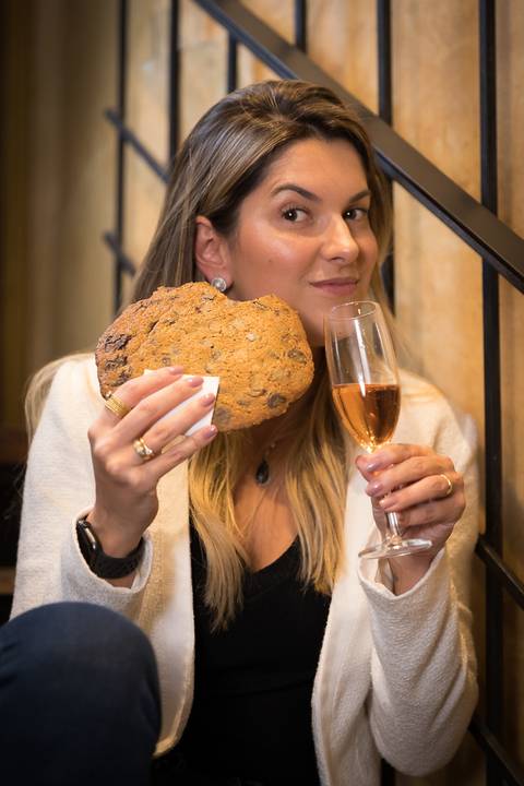 Gabi Neves, fundadora do Pausa Pro Espumante em Sessão de Fotos e Vídeos para Site, Instagram e Blog no Le Pain Quotidien Market Place SP'