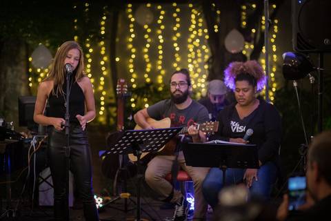 momentos do sarau voice na escola Voice no Brooklin SP apresentações artísticas com registro em foto e vídeo profissional
'