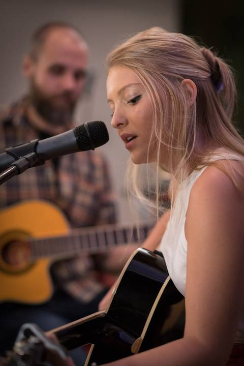 momentos do sarau voice na escola Voice no Brooklin SP apresentações artísticas com registro em foto e vídeo profissional
'