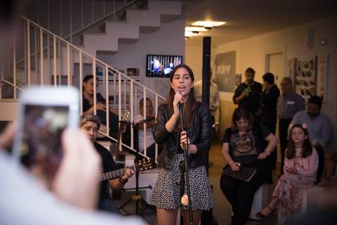 momentos do sarau voice na escola Voice no Brooklin SP apresentações artísticas com registro em foto e vídeo profissional
'