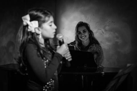 momentos do sarau voice na escola Voice no Brooklin SP apresentações artísticas com registro em foto e vídeo profissional
'