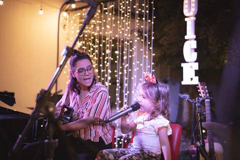 momentos do sarau voice na escola Voice no Brooklin SP apresentações artísticas com registro em foto e vídeo profissional
'