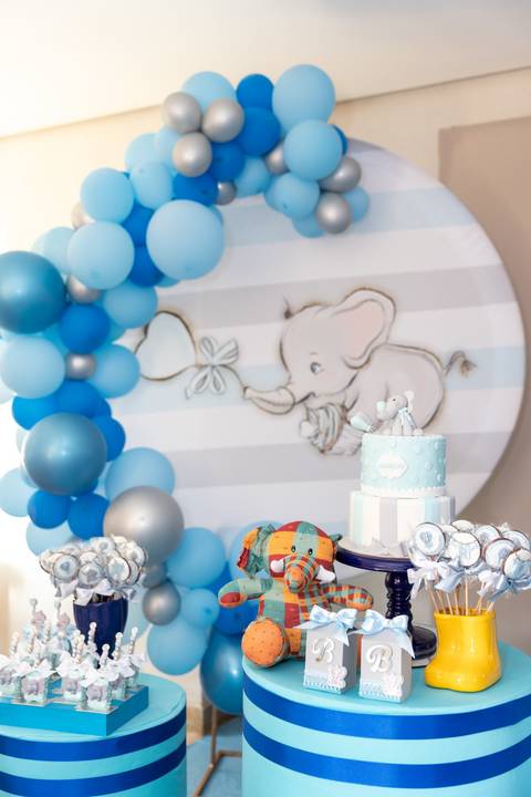 Chá de Bebê. Mesa de decoração. Tema Elefante. Detalhe do fundo e bolo
'