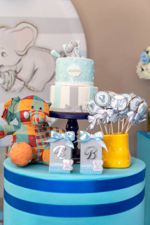 Chá de Bebê. Mesa de decoração. Tema Elefante. Detalhe do bolo e doces'