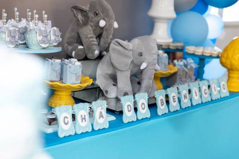 Chá de Bebê. Mesa de decoração. Tema Elefante. Detalhe do elefante e doces'