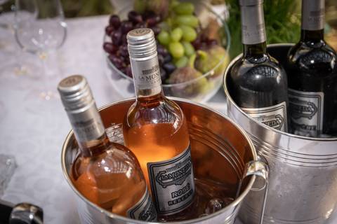 Chá de Bebê. Bebibas para adultos. Detalhe dos baldes de vinho'