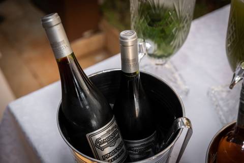 Chá de Bebê. Bebibas para adultos. Detalhe dos baldes de vinho'