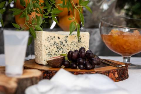 Chá de bebê. Detalhe da mesa de petiscos. Queijos, frutas e geléias. Álcool em gel para higienização'