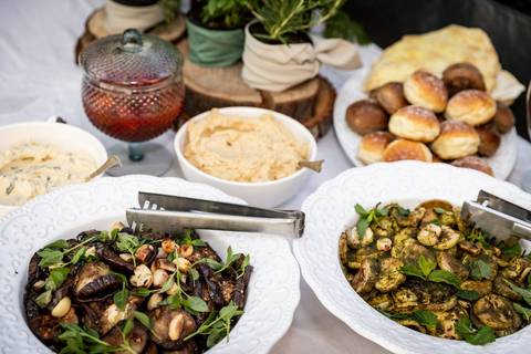 Chá de bebê. Detalhe da mesa de petiscos. Queijos, frutas e geléias, patês Álcool em gel para higienização'