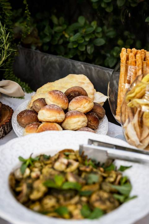 Chá de bebê. Detalhe da mesa de petiscos. Queijos, frutas e geléias, patês e pães. Álcool em gel para higienização'