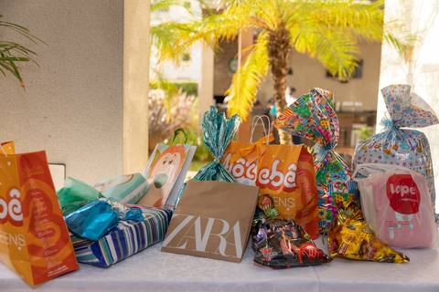 chá de bebê. Mesa de presentes'