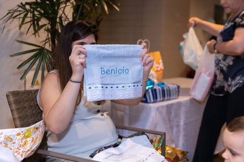 Chá de bebê. Mãe abrindo presentes'