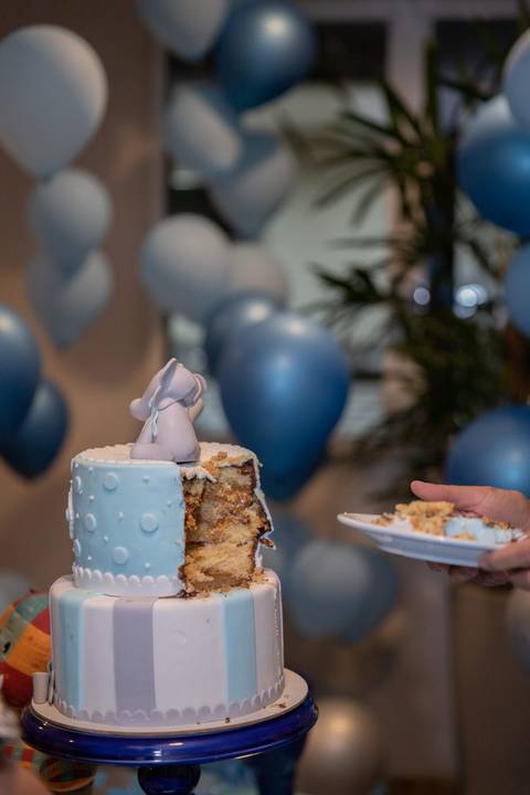 Chá de bebê. Detalhe do corte do bolo.'