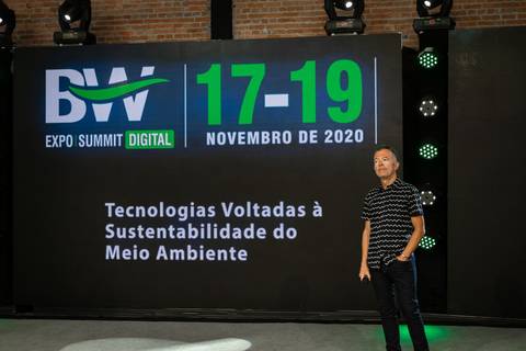 Apresentador Vagner Barbosa no palco so BW EXPO SUMMIT 2020'