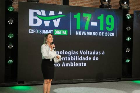Apresentadora Bruna Calmon no palco do BW EXPO SUMMIT 2020'