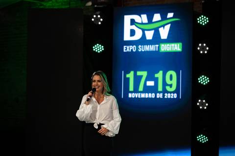 Apresentadora Bruna Calmon no palco do BW EXPO SUMMIT 2020'