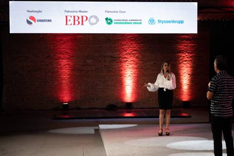 Apresentadora Bruna Calmon no palco do BW EXPO SUMMIT 2020'