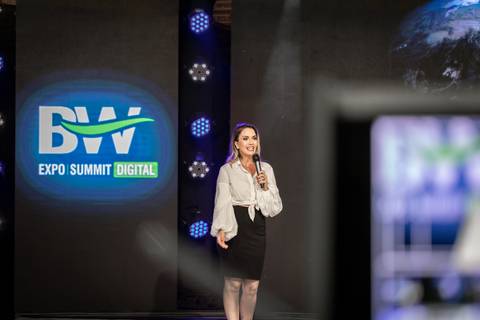 Apresentadora Bruna Calmon no palco do BW EXPO SUMMIT 2020'