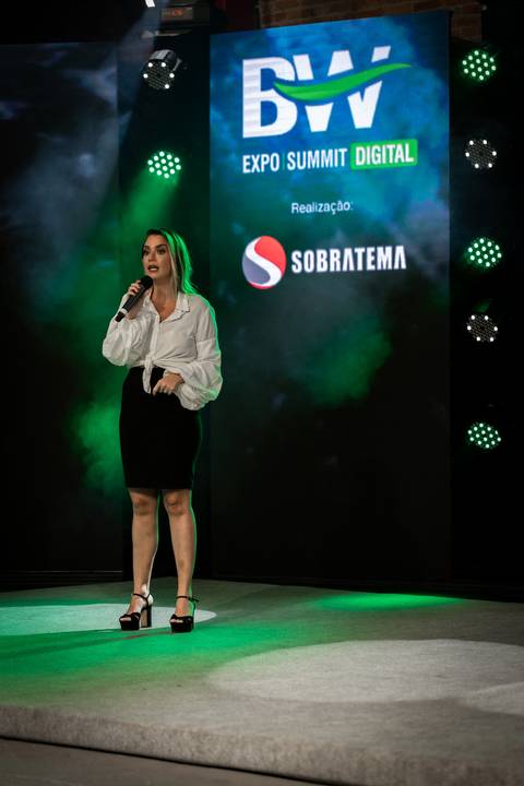 Apresentadora Bruna Calmon no palco do BW EXPO SUMMIT 2020'
