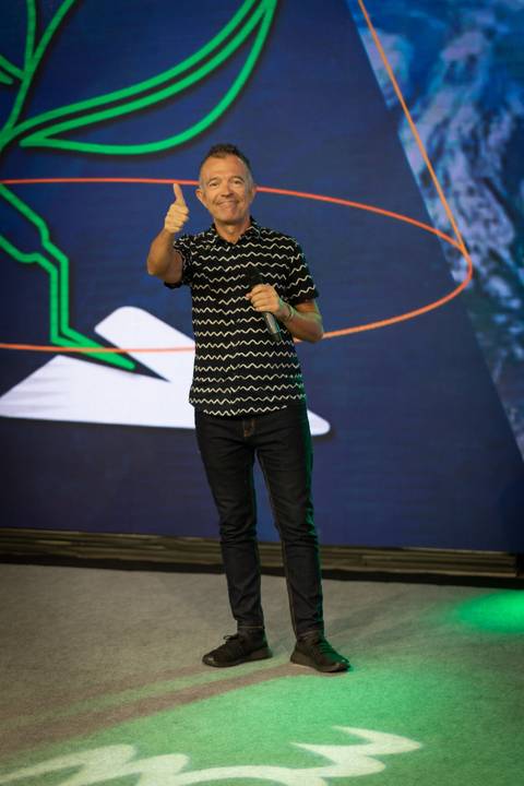 Apresentador Vagner Barbosa no palco so BW EXPO SUMMIT 2020'