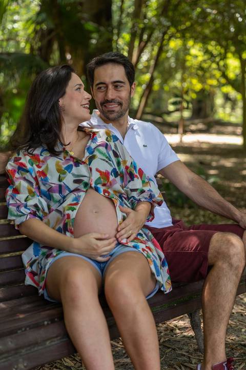 casal com gestante em banco no Jardim Botânico de São Paulo'