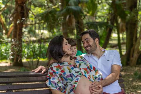 família sentada em bando no Jardim Botânico de São Paulo'