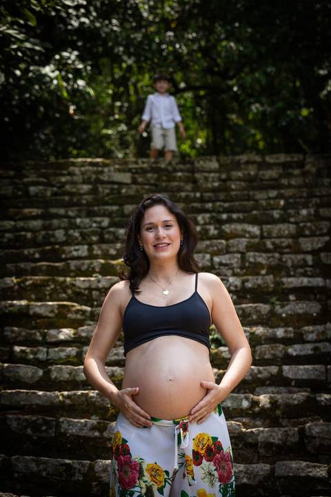 gestante na escadaria no Jardim Botânico de São Paulo'