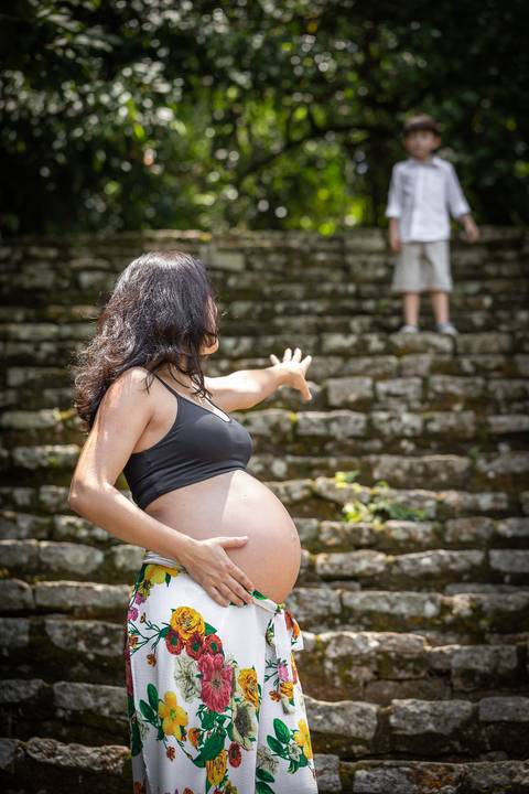 gestante na escadaria no Jardim Botânico de São Paulo'