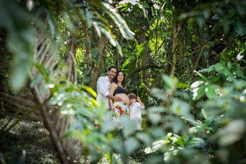 família com gestante no meio das plantas no Jardim Botânico de São Paulo'