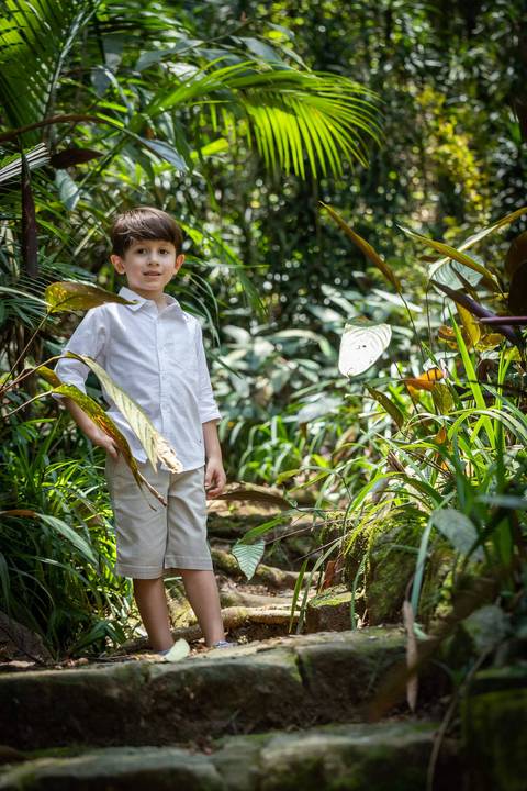 criança na natureza no Jardim Botânico de São Paulo'
