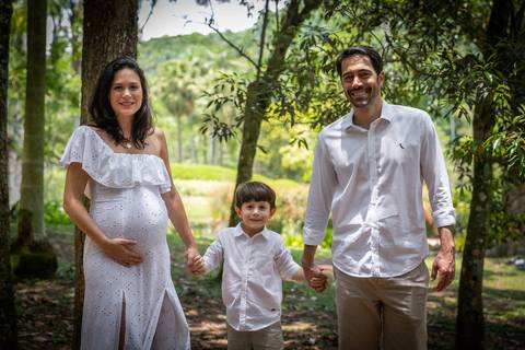 família com gestante na natureza no Jardim Botânico de São Paulo'