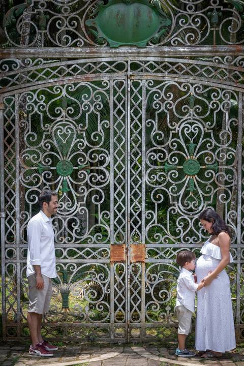 família em frente ao portão no Jardim Botânico de São Paulo'