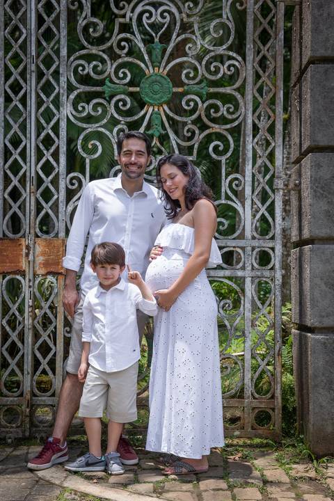 família em frente ao portão no Jardim Botânico de São Paulo'