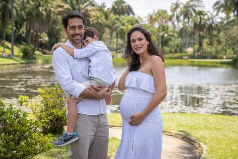 família em frente ao lago no Jardim Botânico de São Paulo'