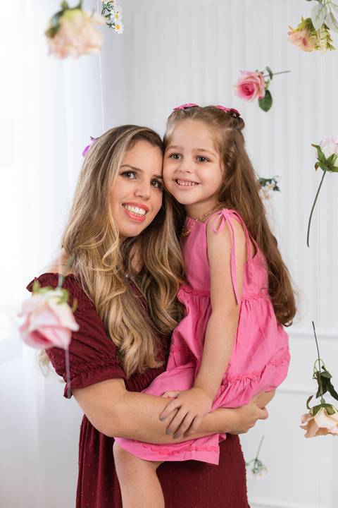 Mãe e filha em estúdio fotográfico no Rio de Janeiro'