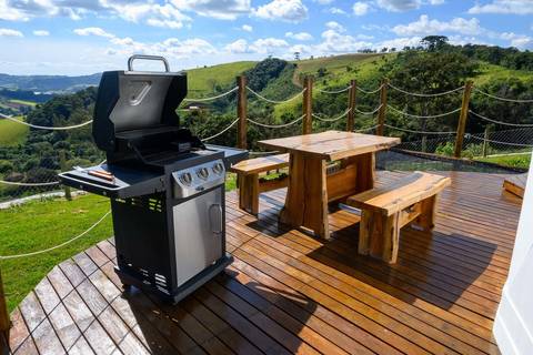 Churrasqueira e mesa de madeira'