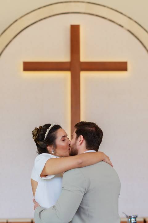 beijo noivos igreja'