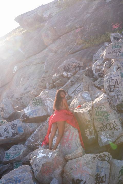 Ensaio feminino na Praia da Macumba, Recreio dos Bandeirantes - RJ.
Modelo Bianca Terra.
Foto sensual com tecido vermelho nas pedras da praia'